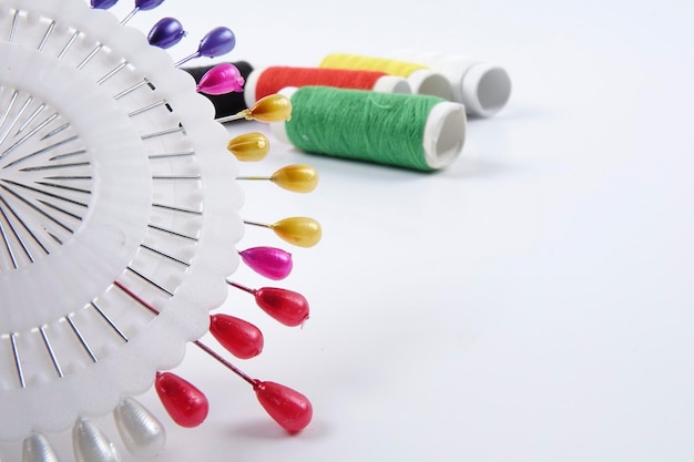 materiale de broderie colorate și ațe